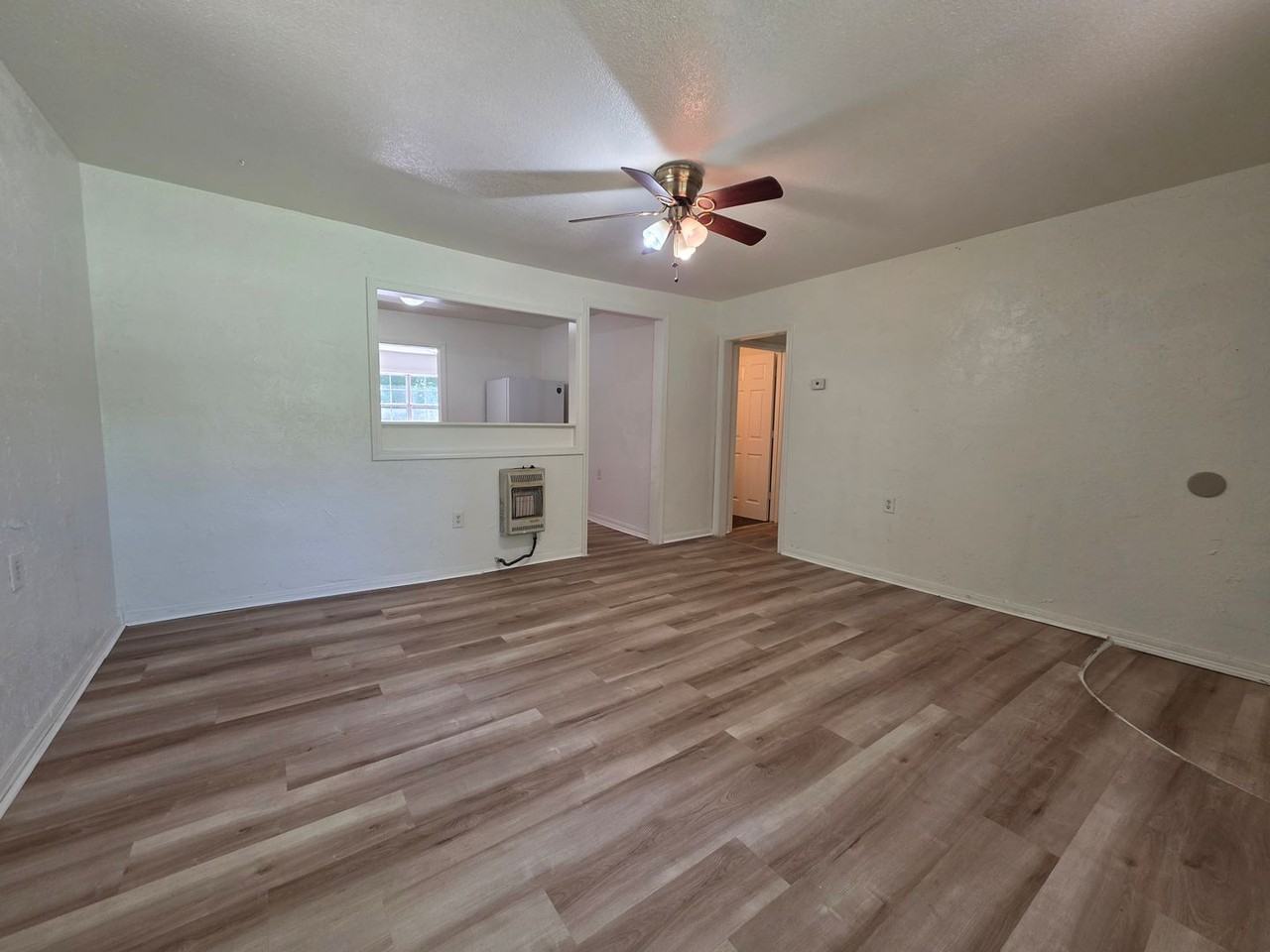 302 E Anna St - Photo 4 of 25