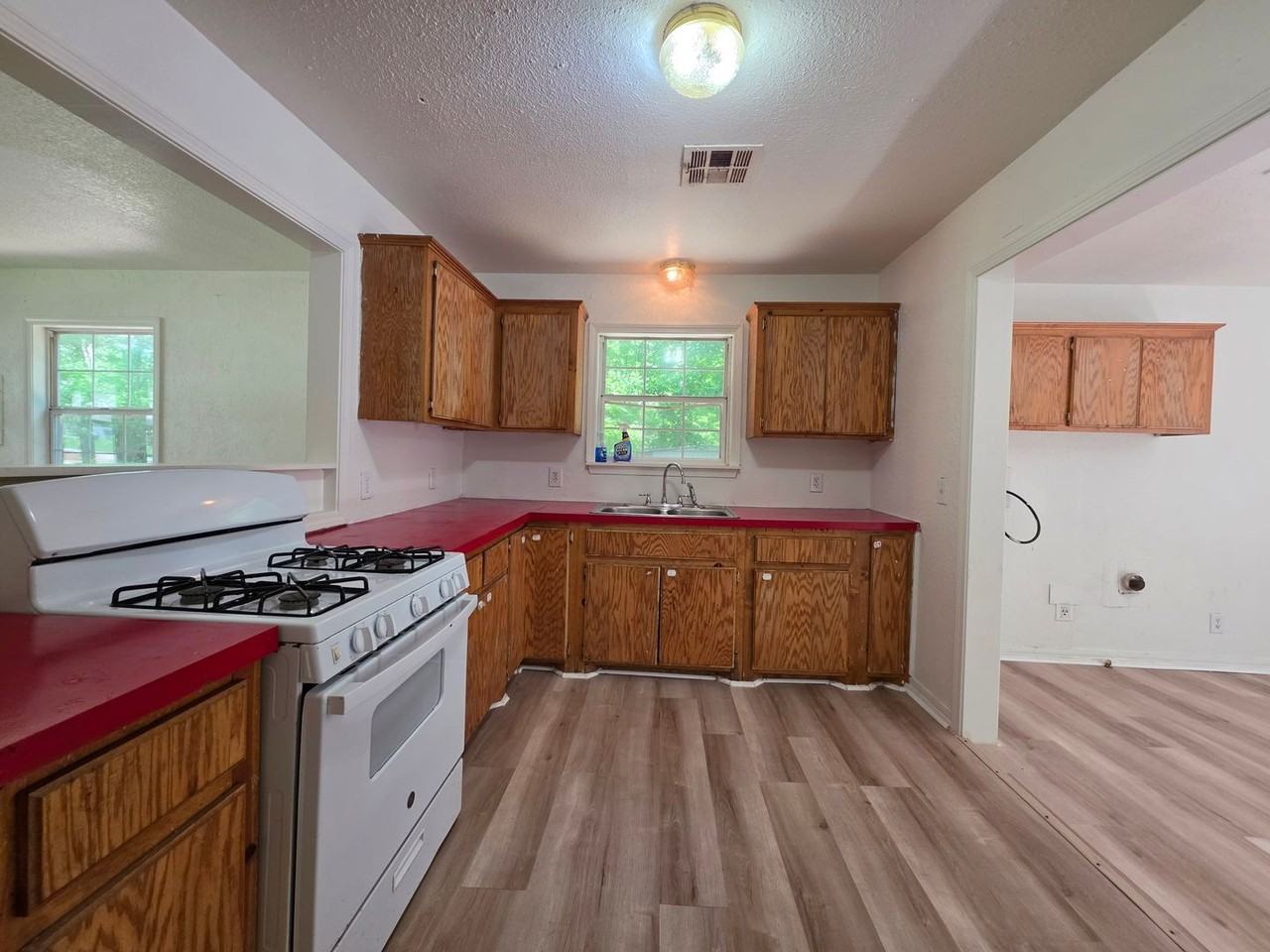 302 E Anna St - Photo 6 of 25