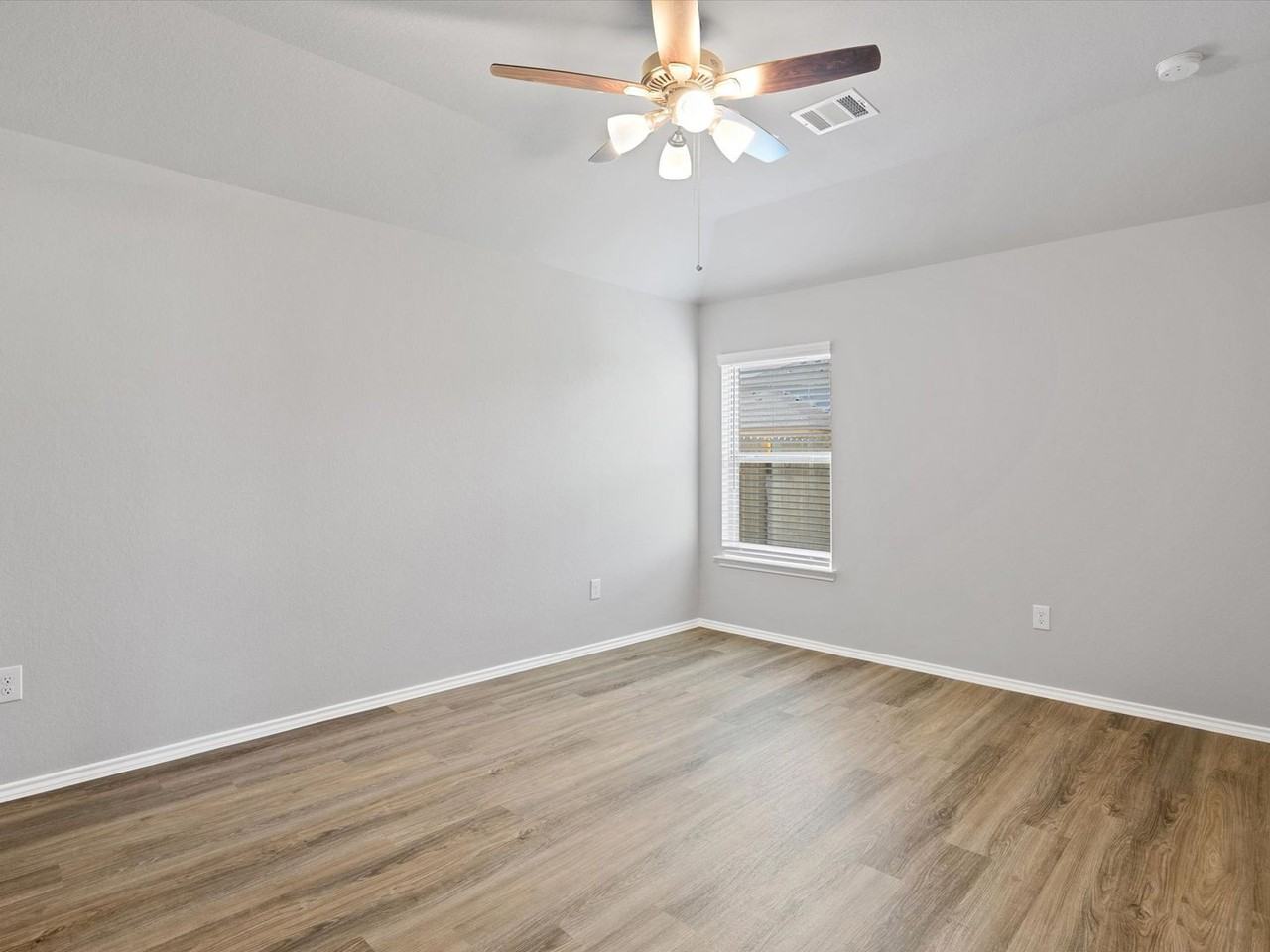 25445 Carnation Ct - Photo 7 of 12