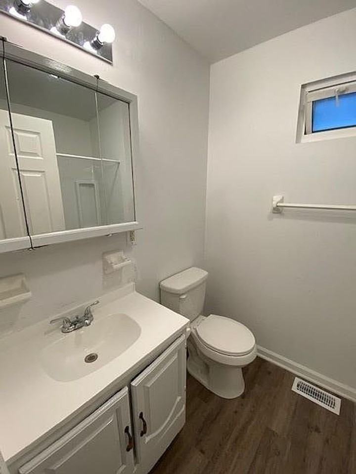 663 Shropshire Ave - Photo 4 of 14