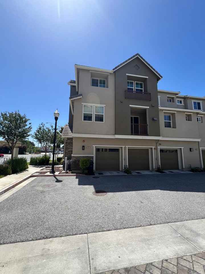 1141 Rock Ave - Photo 3 of 34