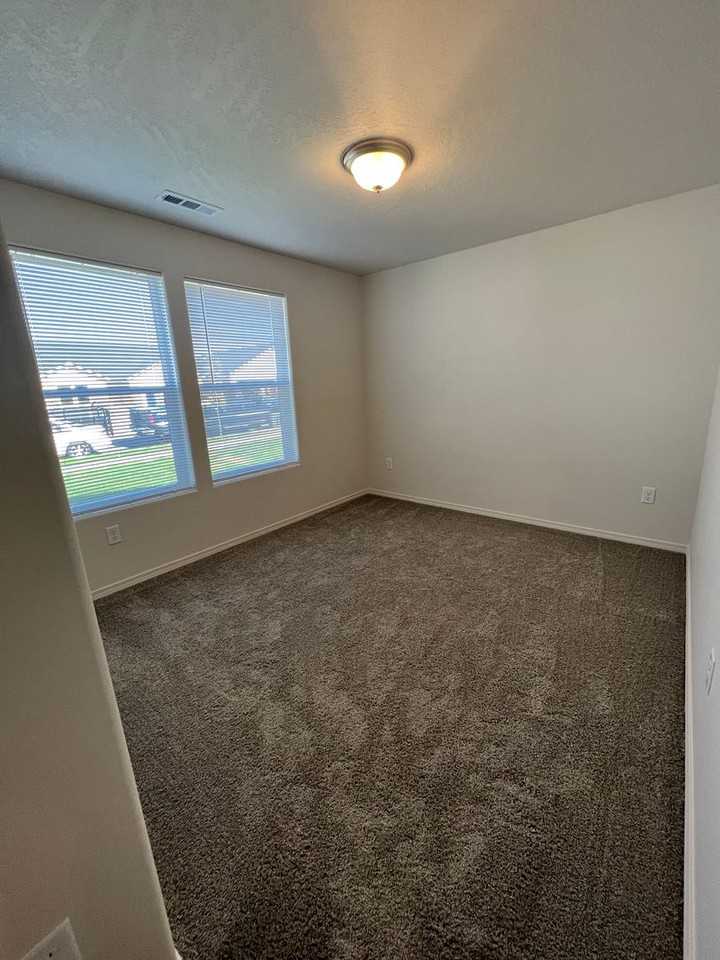 1023 W Aspen Rd - Photo 3 of 22