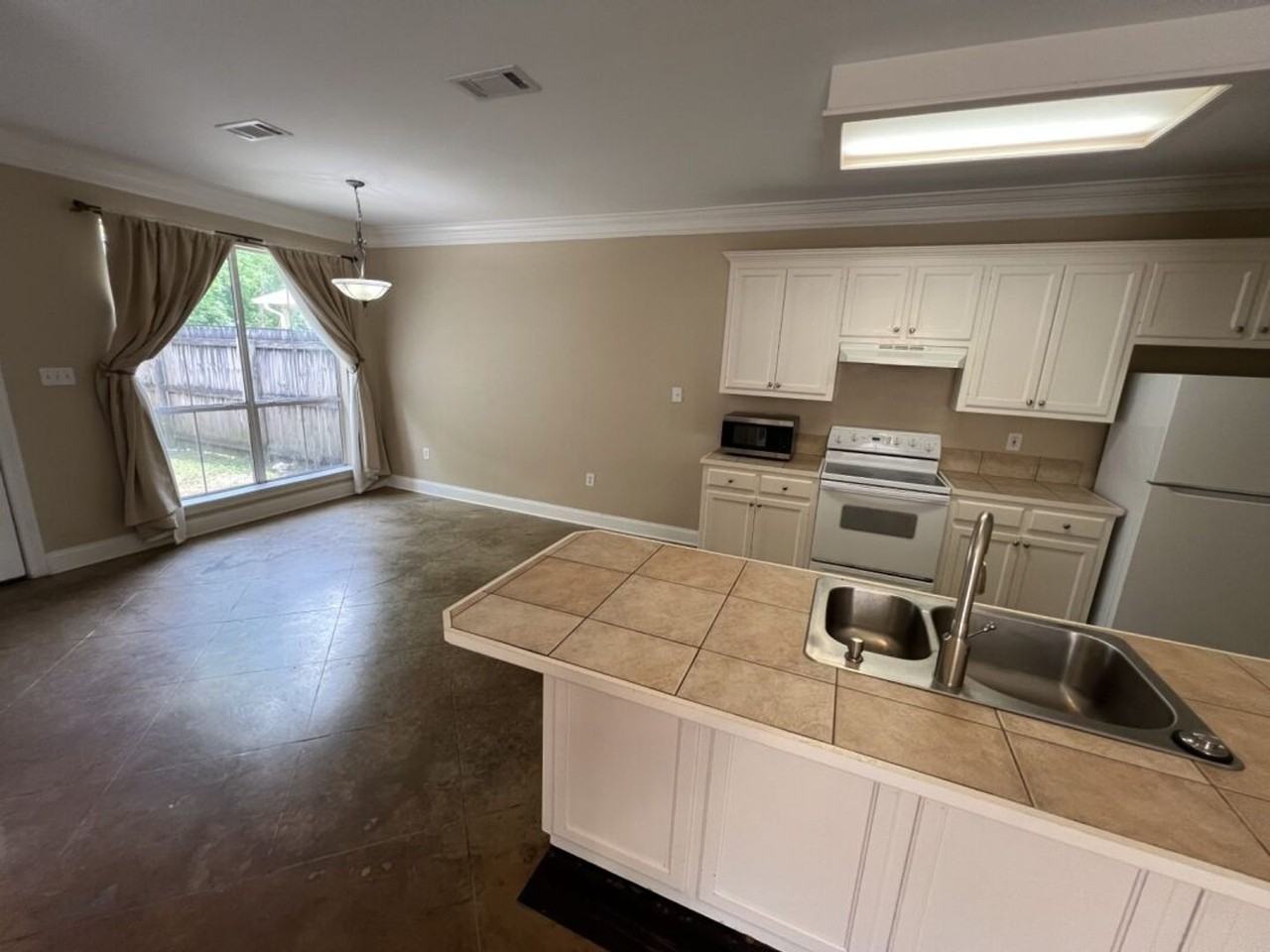 5557 Arialo Dr - Photo 7 of 39