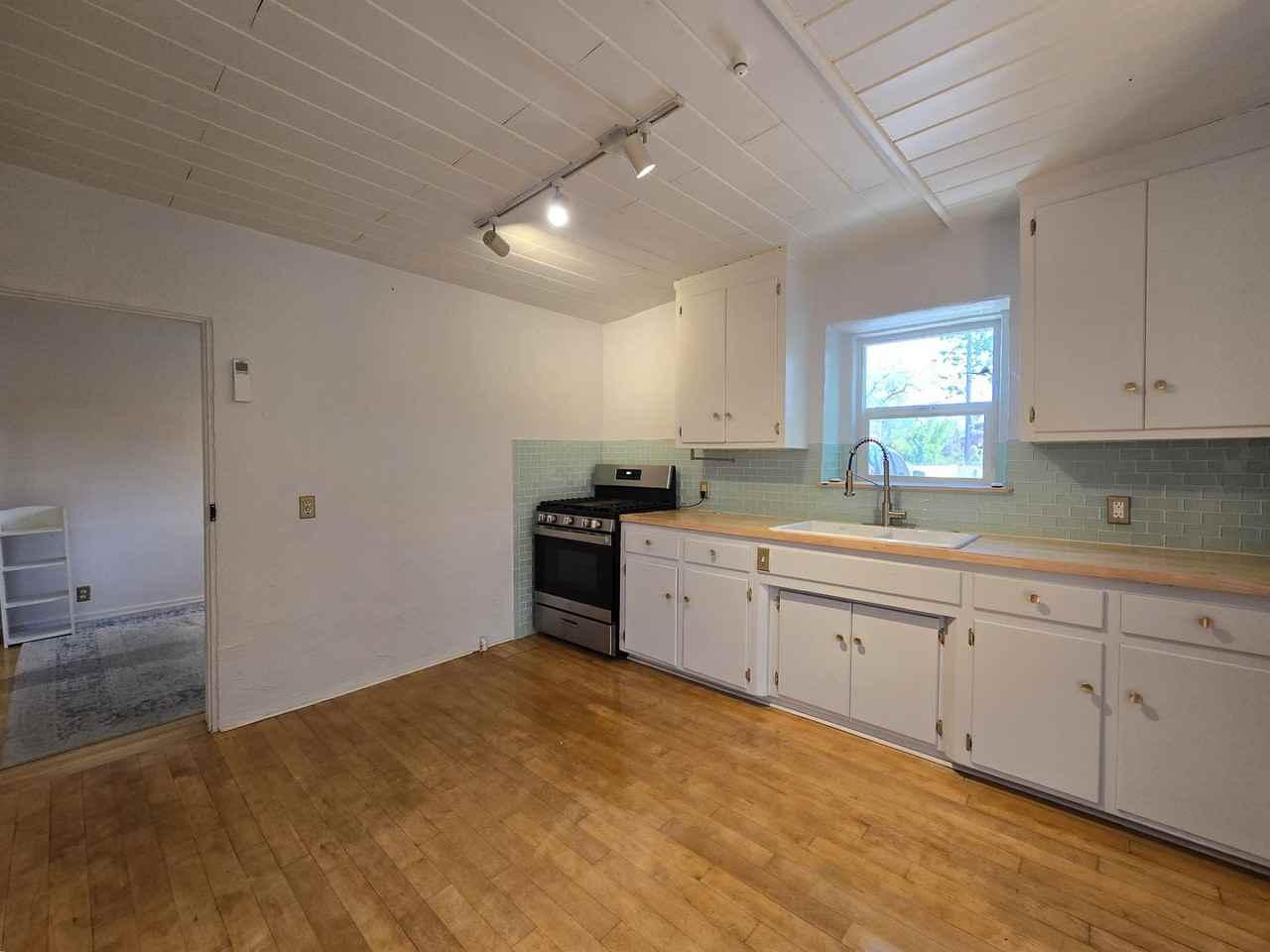 116 1/2 W Buena Vista St - Photo 5 of 22