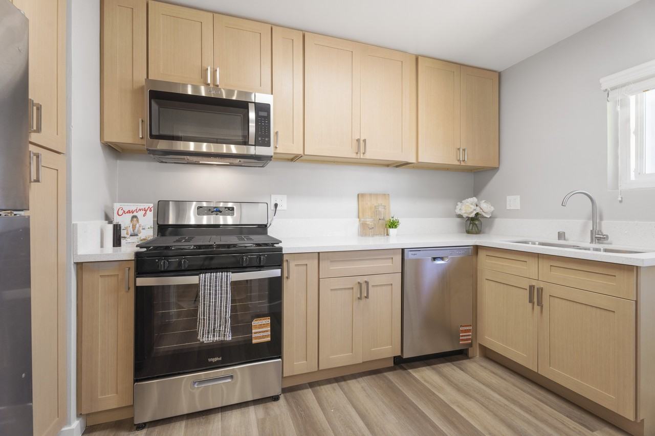 Ladera Townhouse - Photo 7 of 41