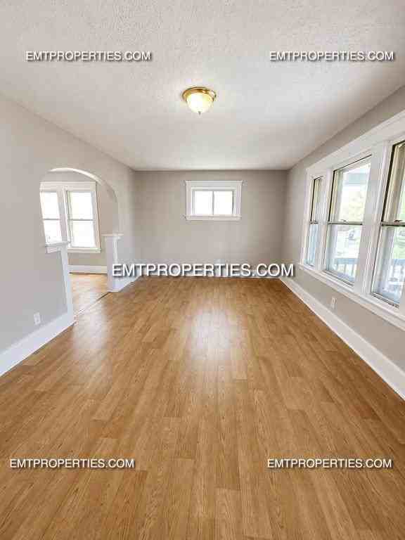 1223 W 5th St - Photo 7 of 9