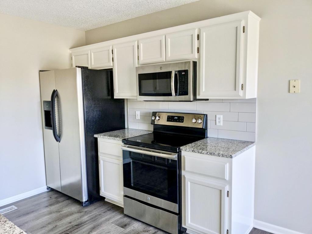 502 N Grove St - Photo 4 of 12