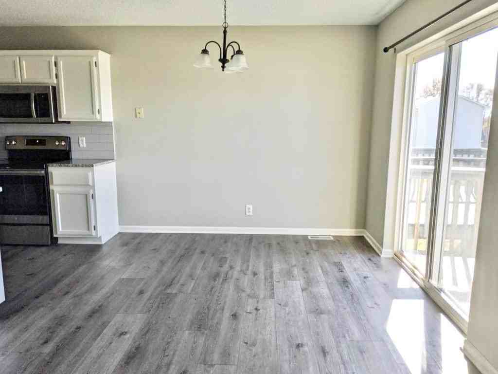 502 N Grove St - Photo 5 of 12
