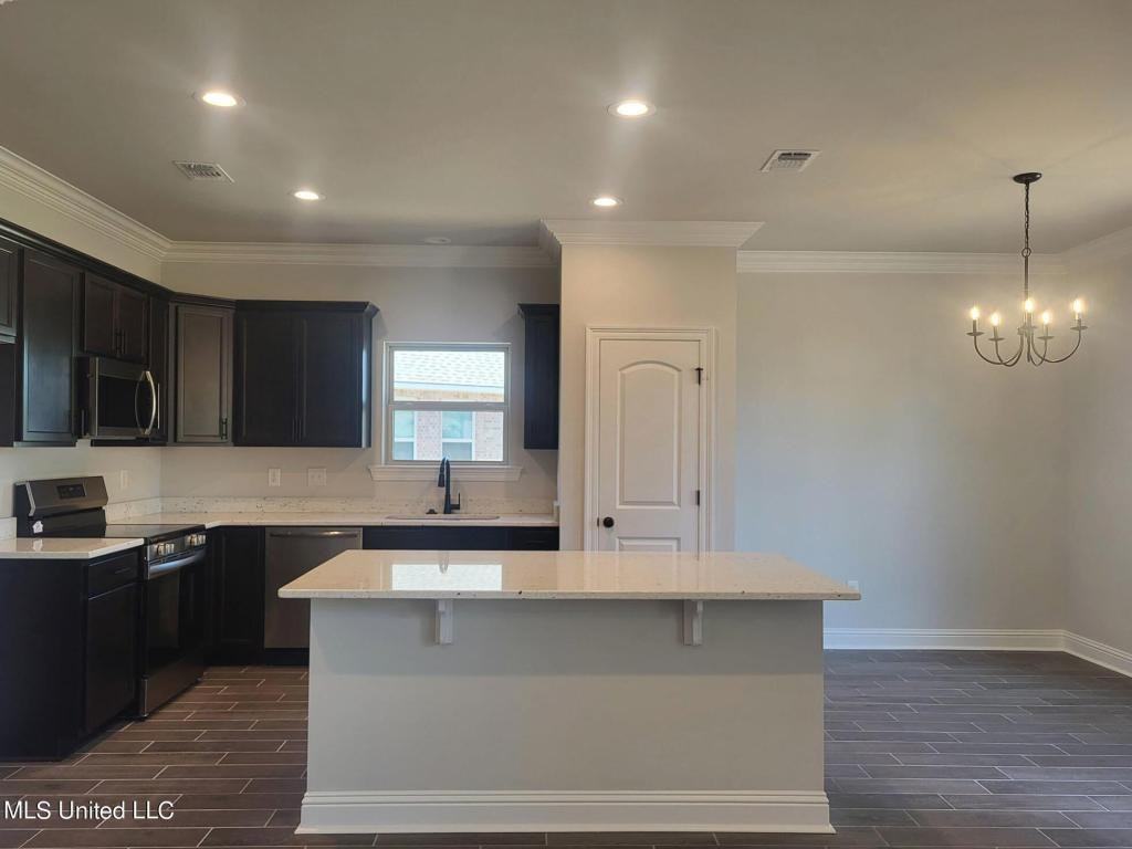 860 Leeward Dr - Photo 2 of 8