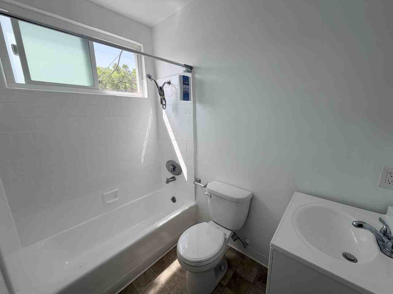 1800 Kelton Ave #7 - Photo 4 of 4