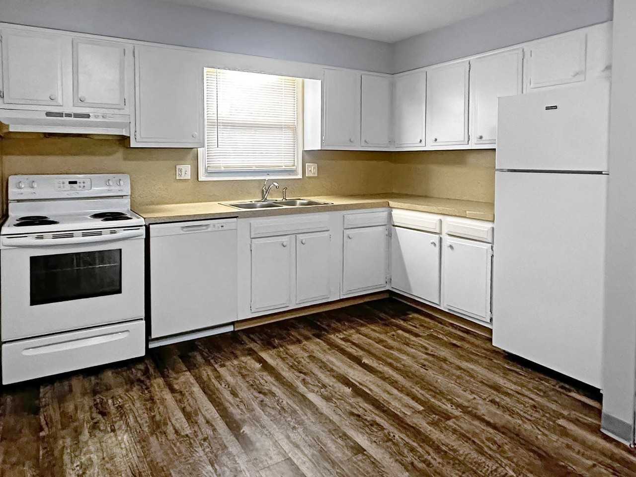 2075 Andrew St Se - Photo 4 of 5