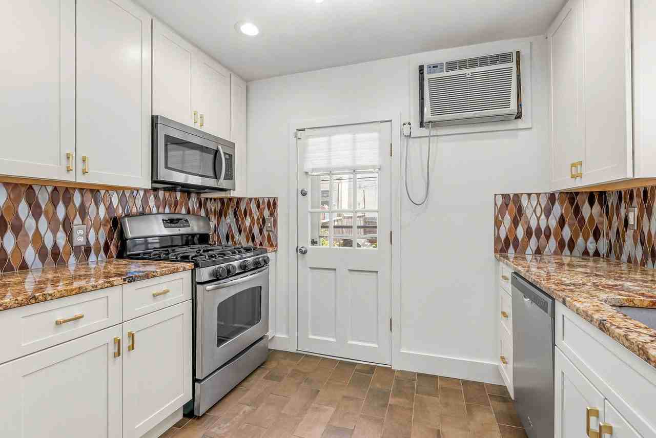 2911 S 15th St - Photo 4 of 26