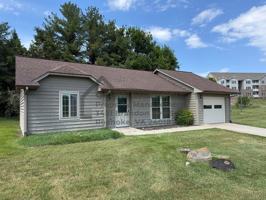 featured image of 713 Lakeview Cir