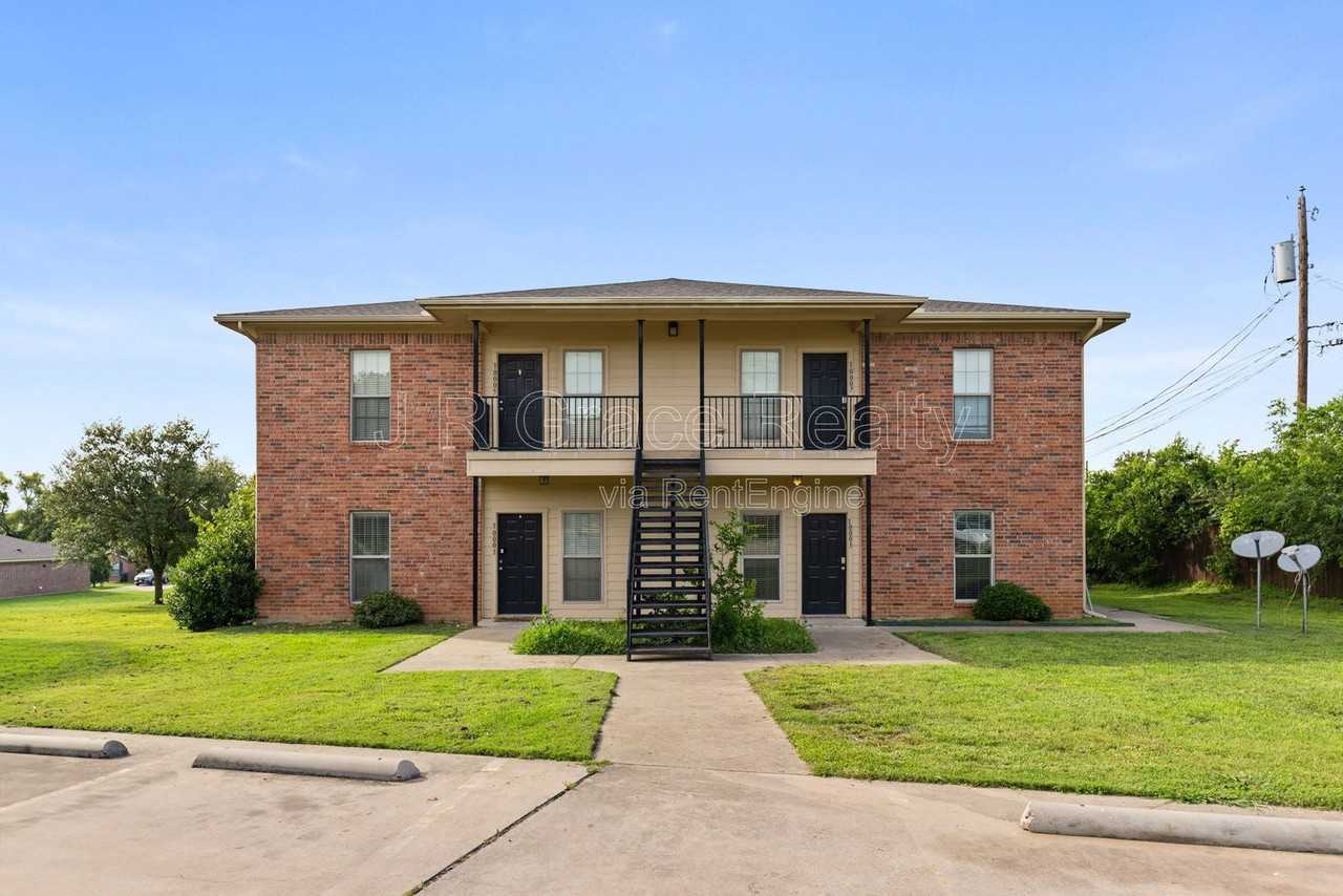 2100 Breezy Dr - Photo 2 of 22