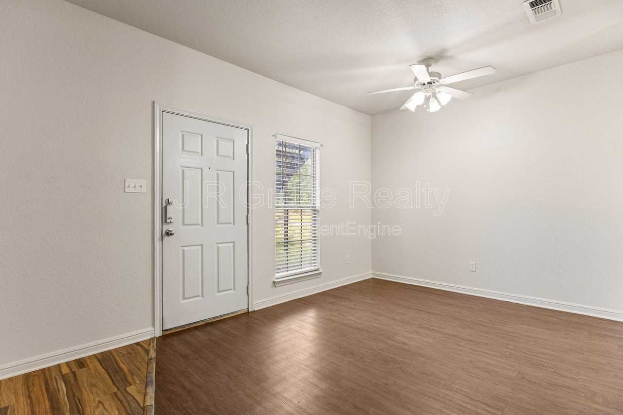 2100 Breezy Dr - Photo 5 of 22