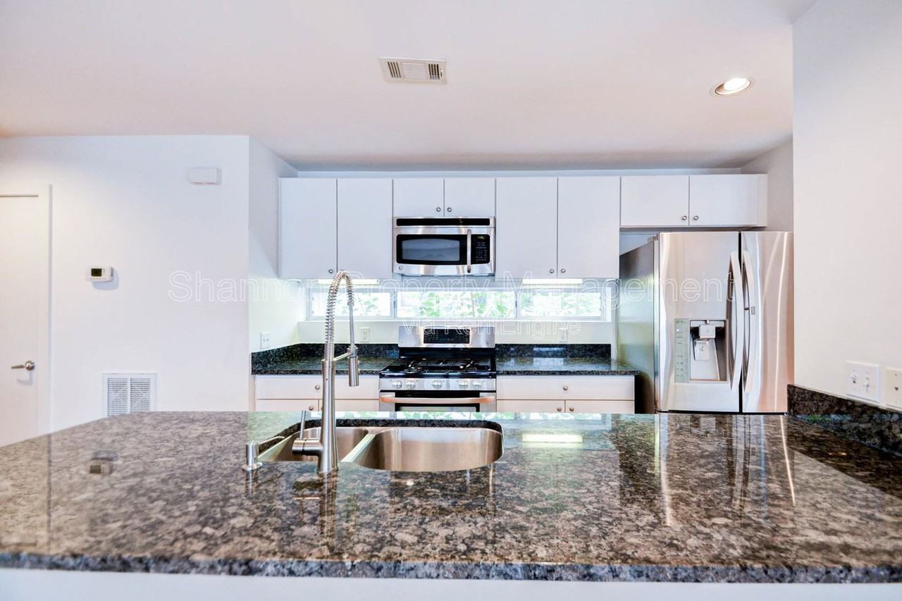 822 Ruthven St - Photo 4 of 21