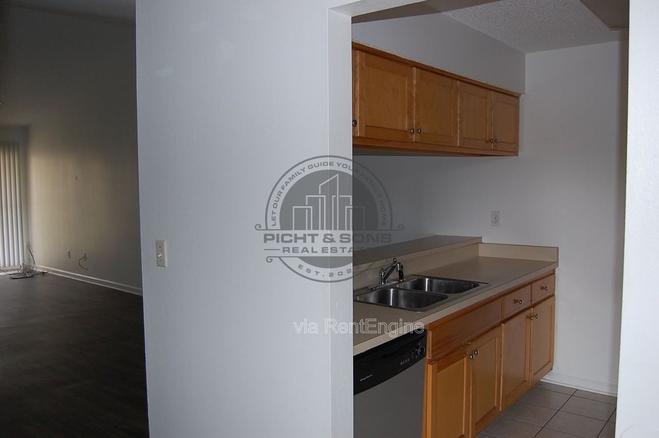2400 Barcelona Ct - Photo 5 of 11