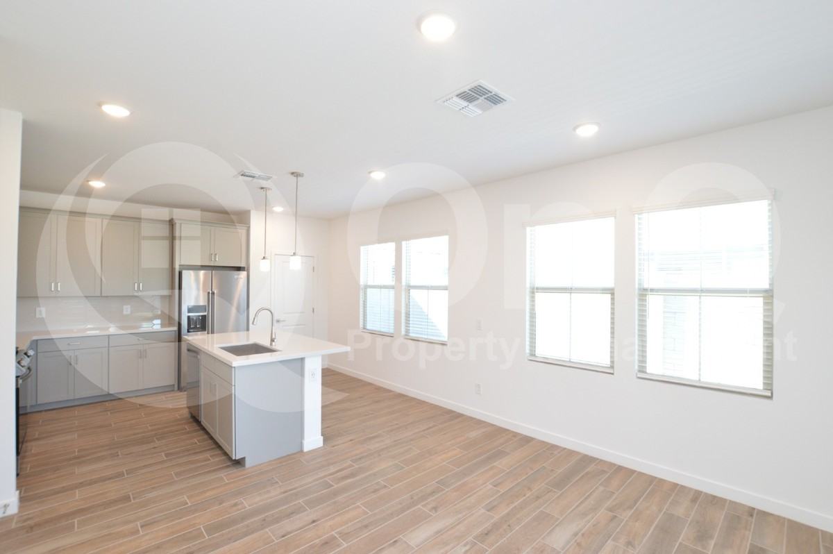 9244 E Sphere Ave - Photo 5 of 30