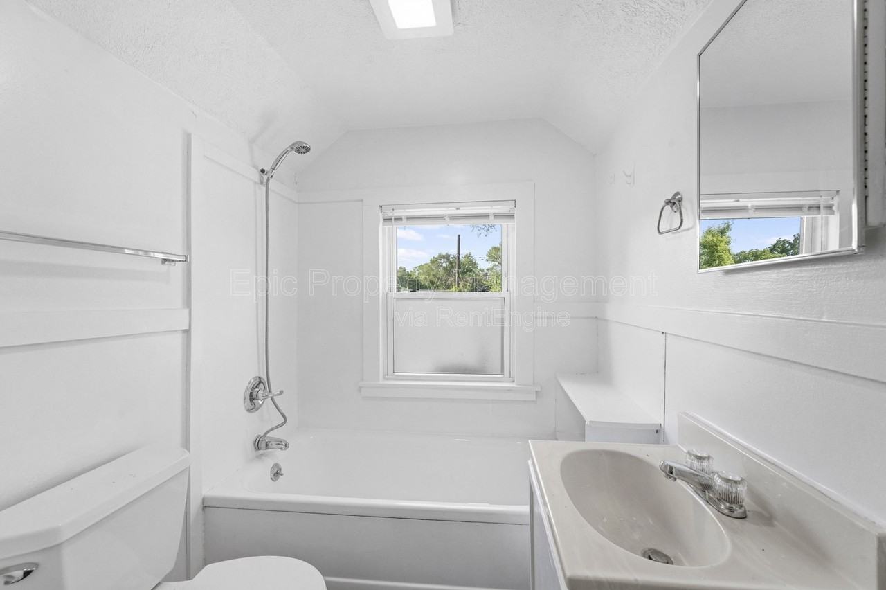 1511 E Harry Ave #1513 - Photo 3 of 8