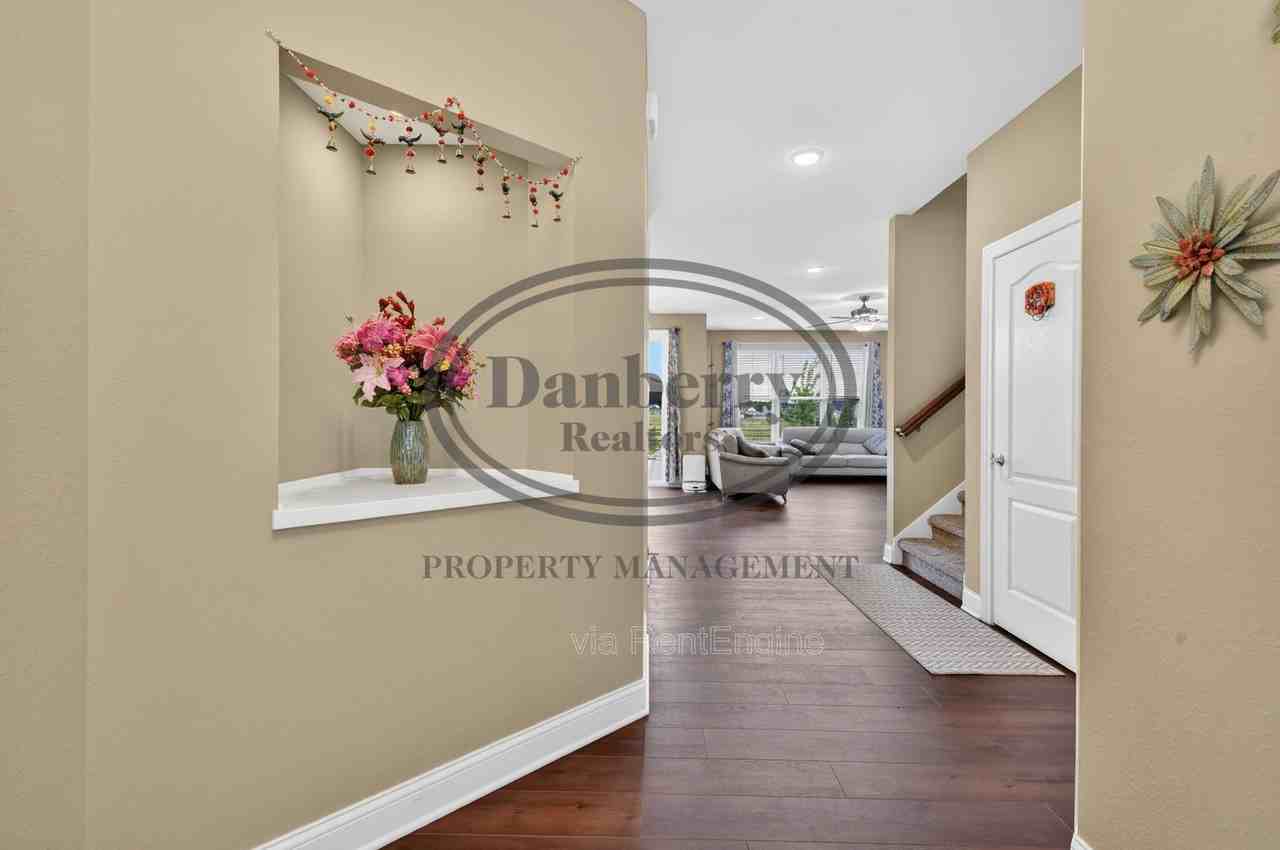 24989 Reddington Ct - Photo 3 of 46