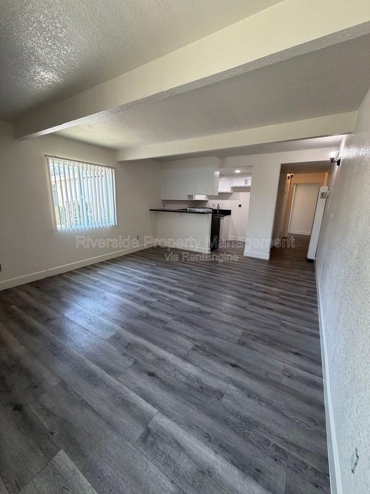 1221 Villa St #A - Photo 3 of 10