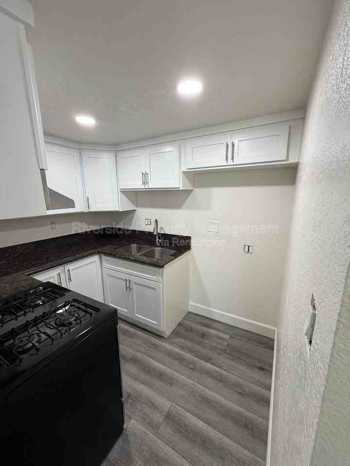 1221 Villa St #A - Photo 4 of 10