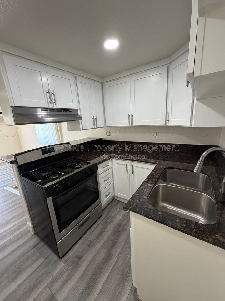 1221 Villa St #A - Photo 5 of 10