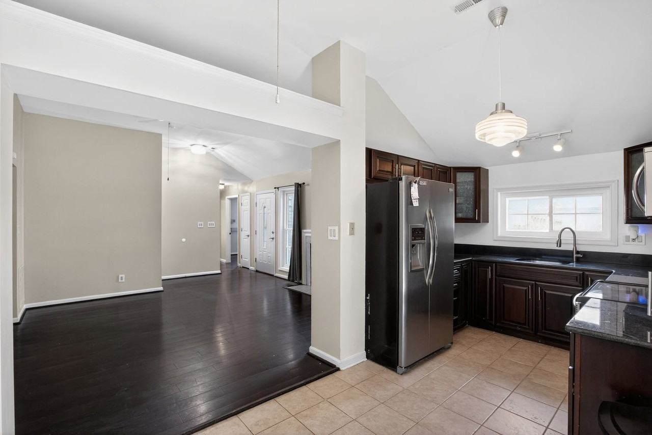 47950 Mayflower Dr - Photo 4 of 17