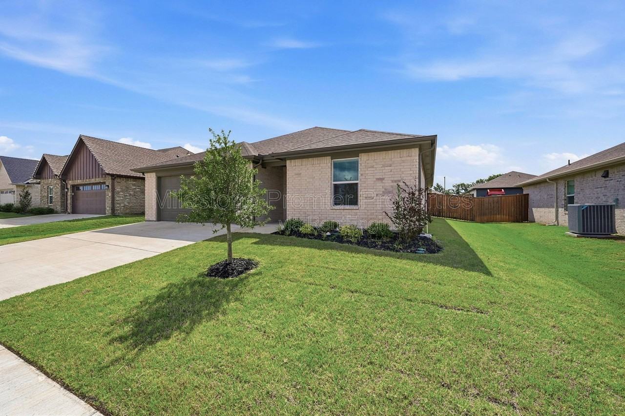 1819 Boxwood Dr - Photo 3 of 25