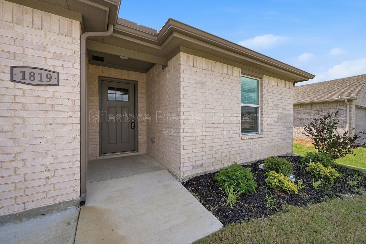 1819 Boxwood Dr - Photo 4 of 25