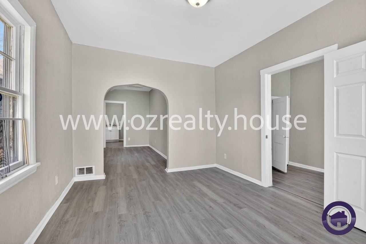 160 Bronson Ave - Photo 3 of 20