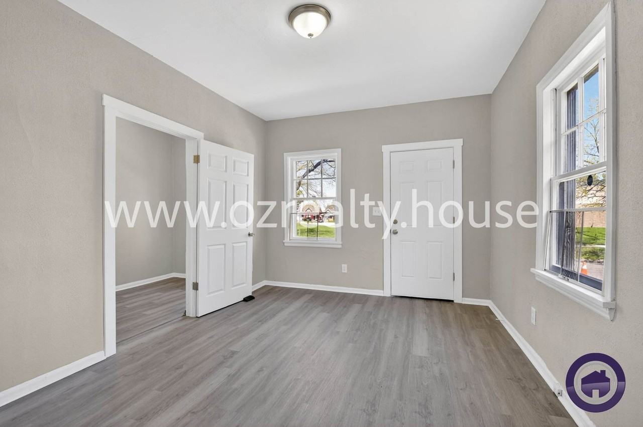 160 Bronson Ave - Photo 4 of 20