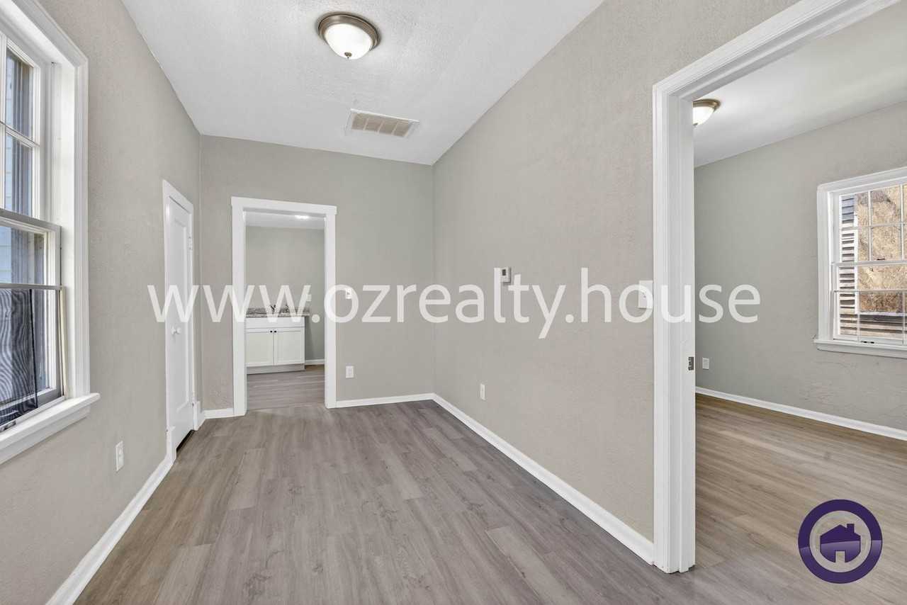 160 Bronson Ave - Photo 5 of 20