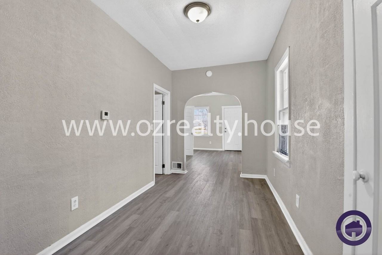 160 Bronson Ave - Photo 6 of 20