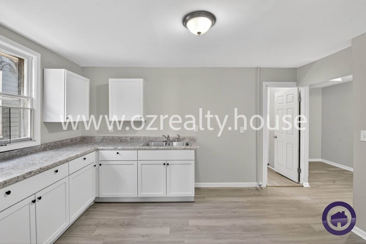 160 Bronson Ave - Photo 7 of 20