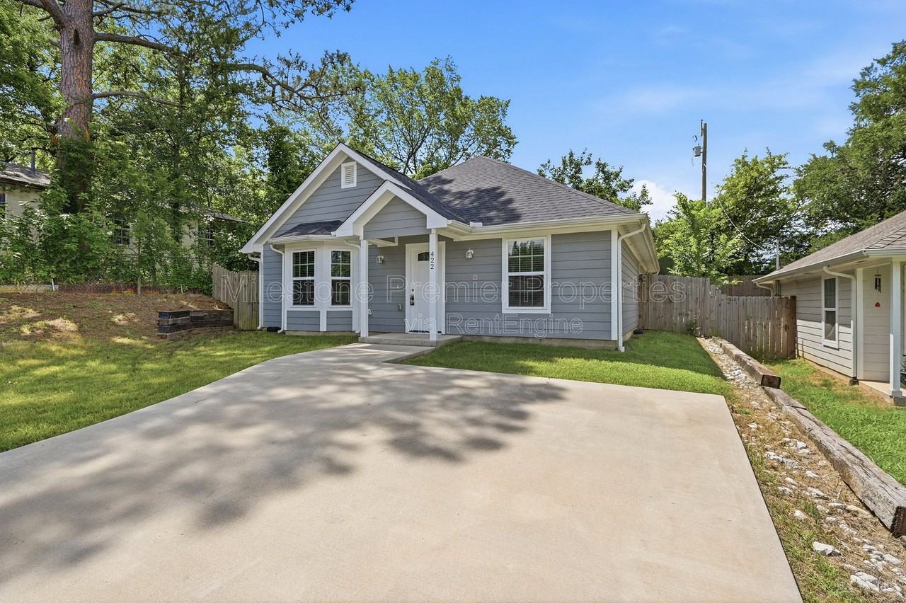 422 E Elm St - Photo 2 of 21