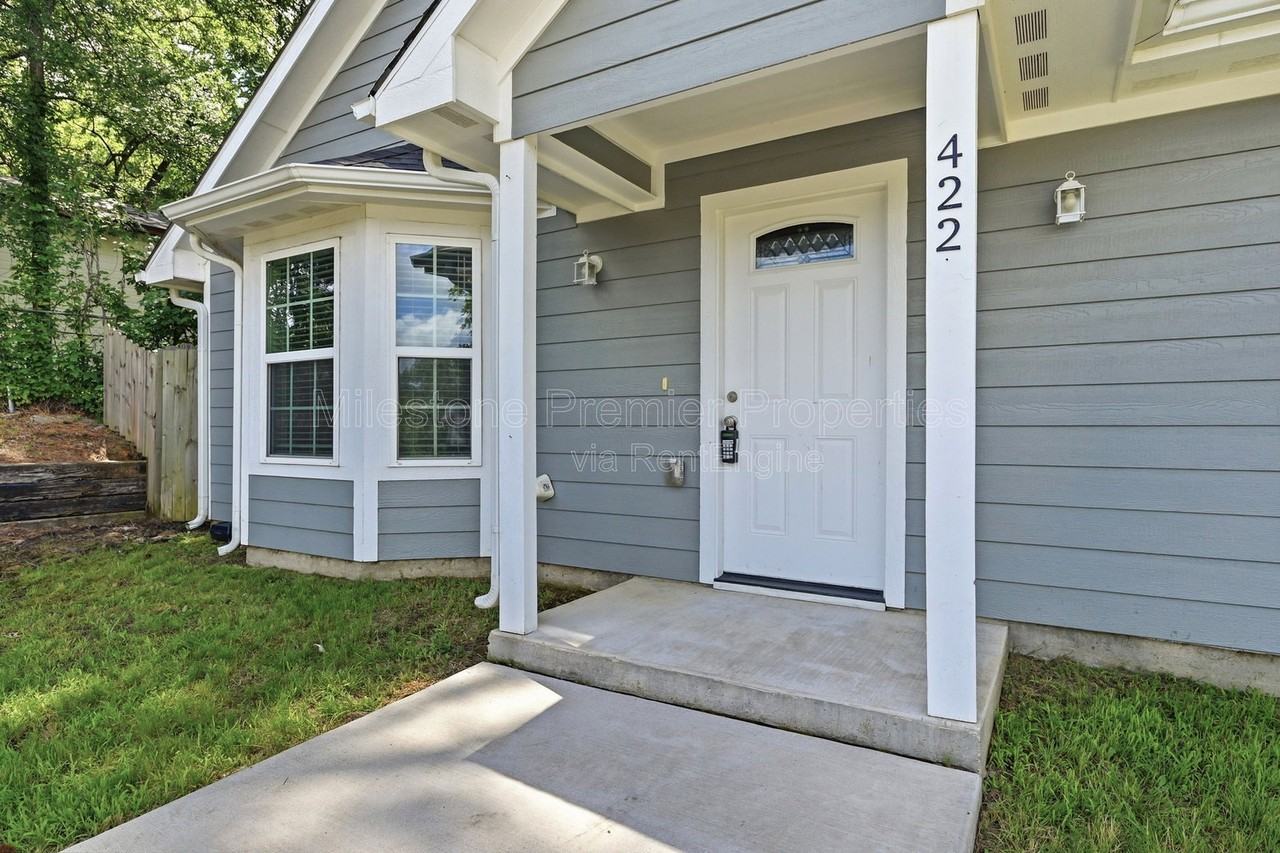 422 E Elm St - Photo 4 of 21