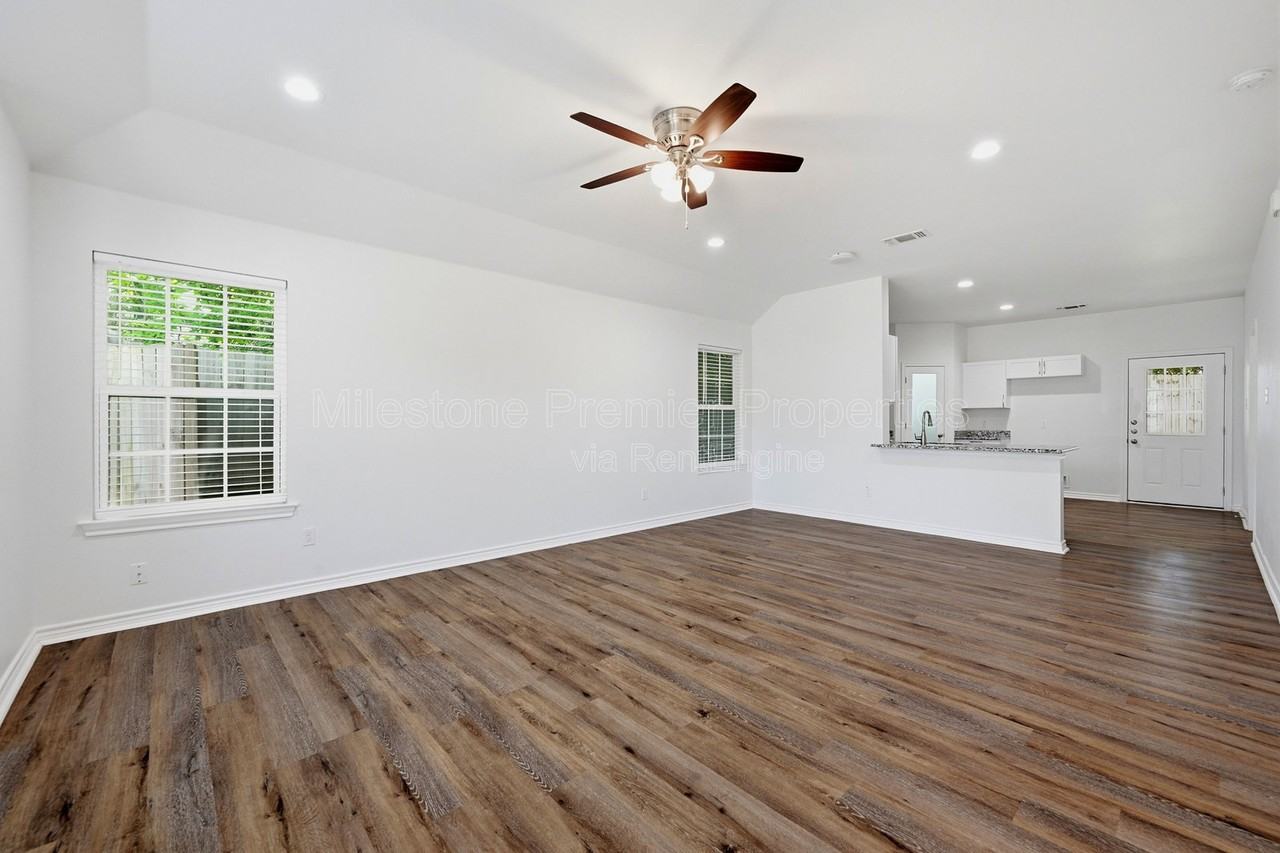 422 E Elm St - Photo 5 of 21