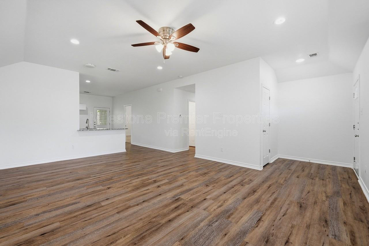 422 E Elm St - Photo 6 of 21