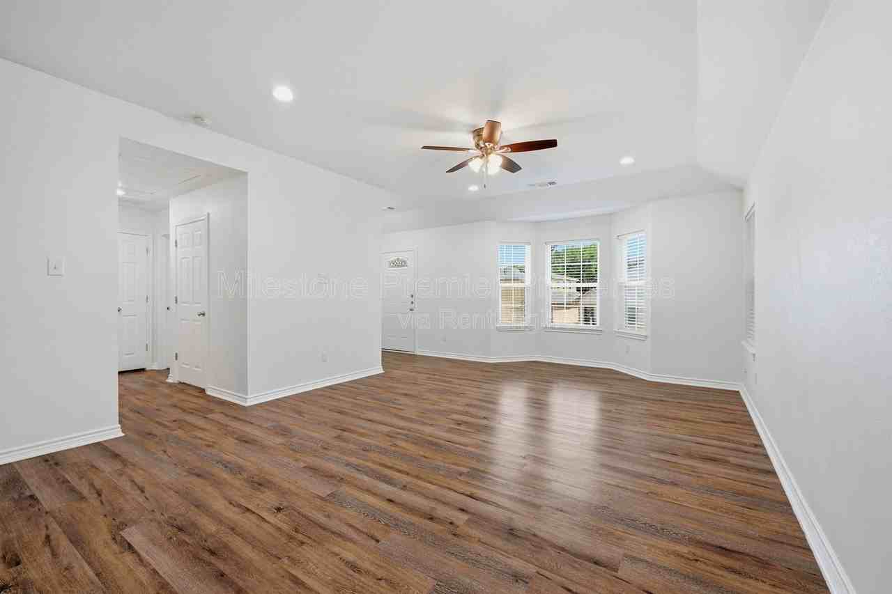 422 E Elm St - Photo 7 of 21