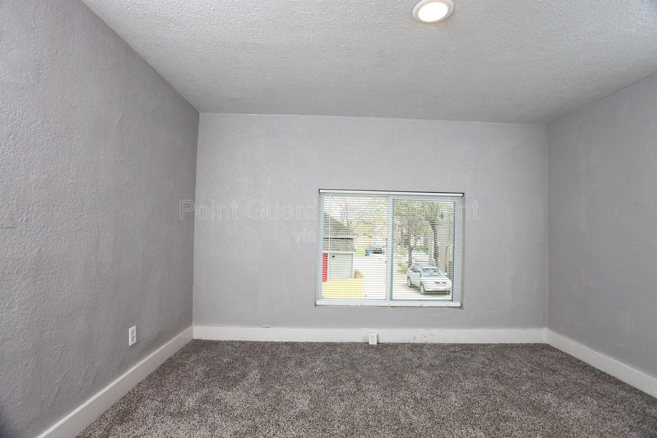 1225 S Pattie St #B - Photo 2 of 13