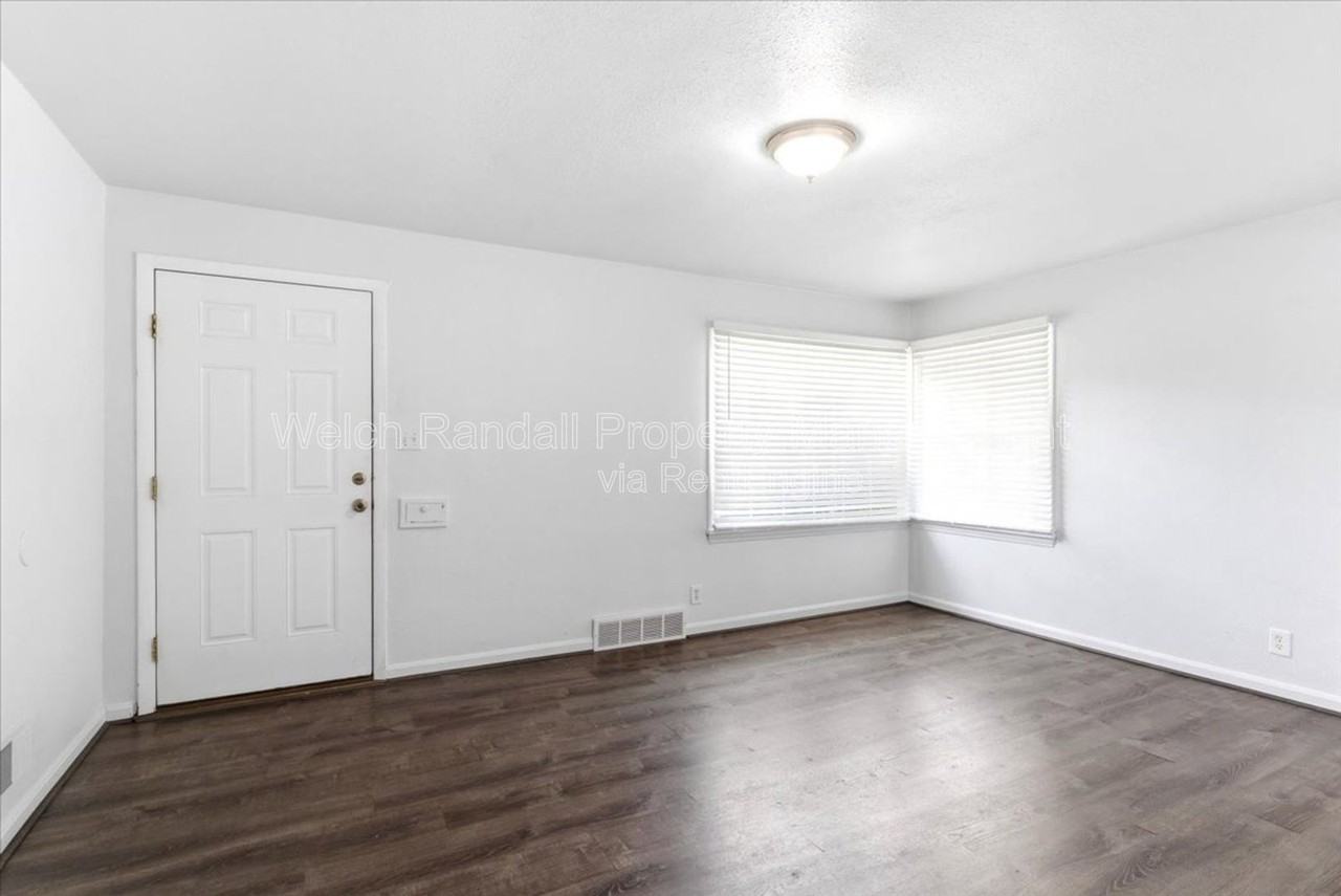 2709 Gramercy Ave #B - Photo 4 of 25