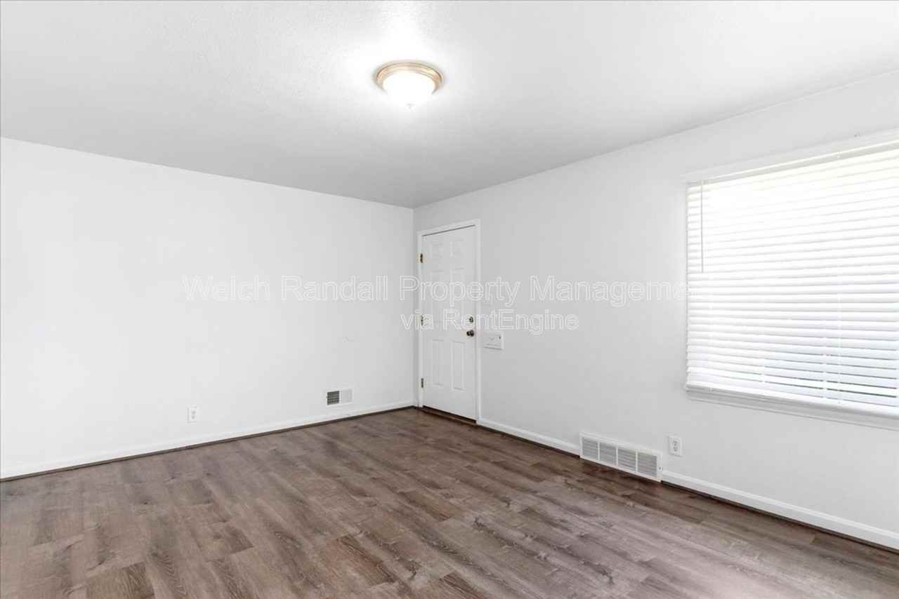 2709 Gramercy Ave #B - Photo 5 of 25
