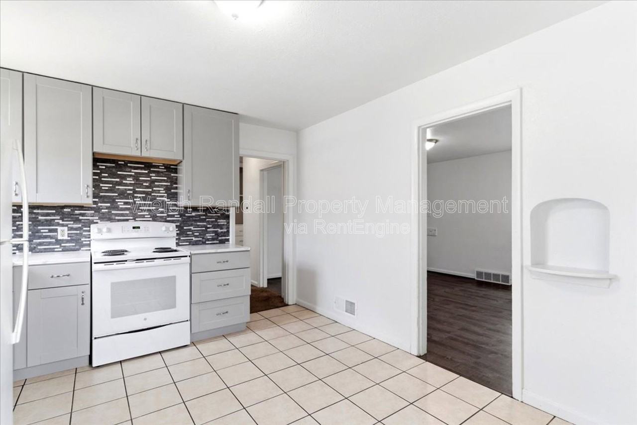 2709 Gramercy Ave #B - Photo 7 of 25