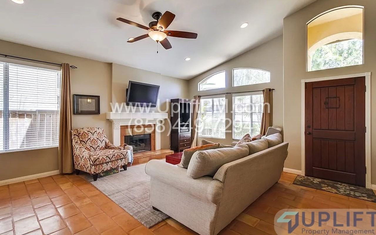 1016 Honeysuckle Dr - Photo 3 of 8