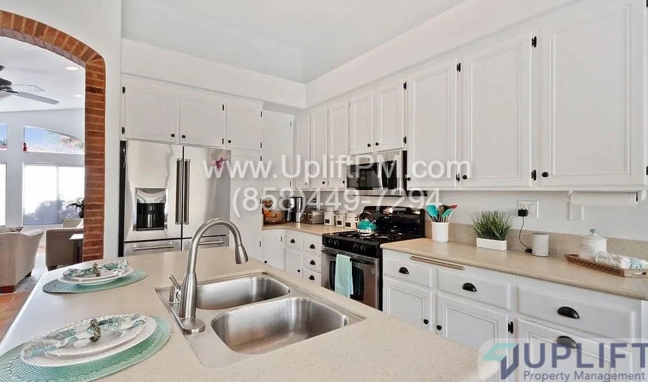 1016 Honeysuckle Dr - Photo 4 of 8