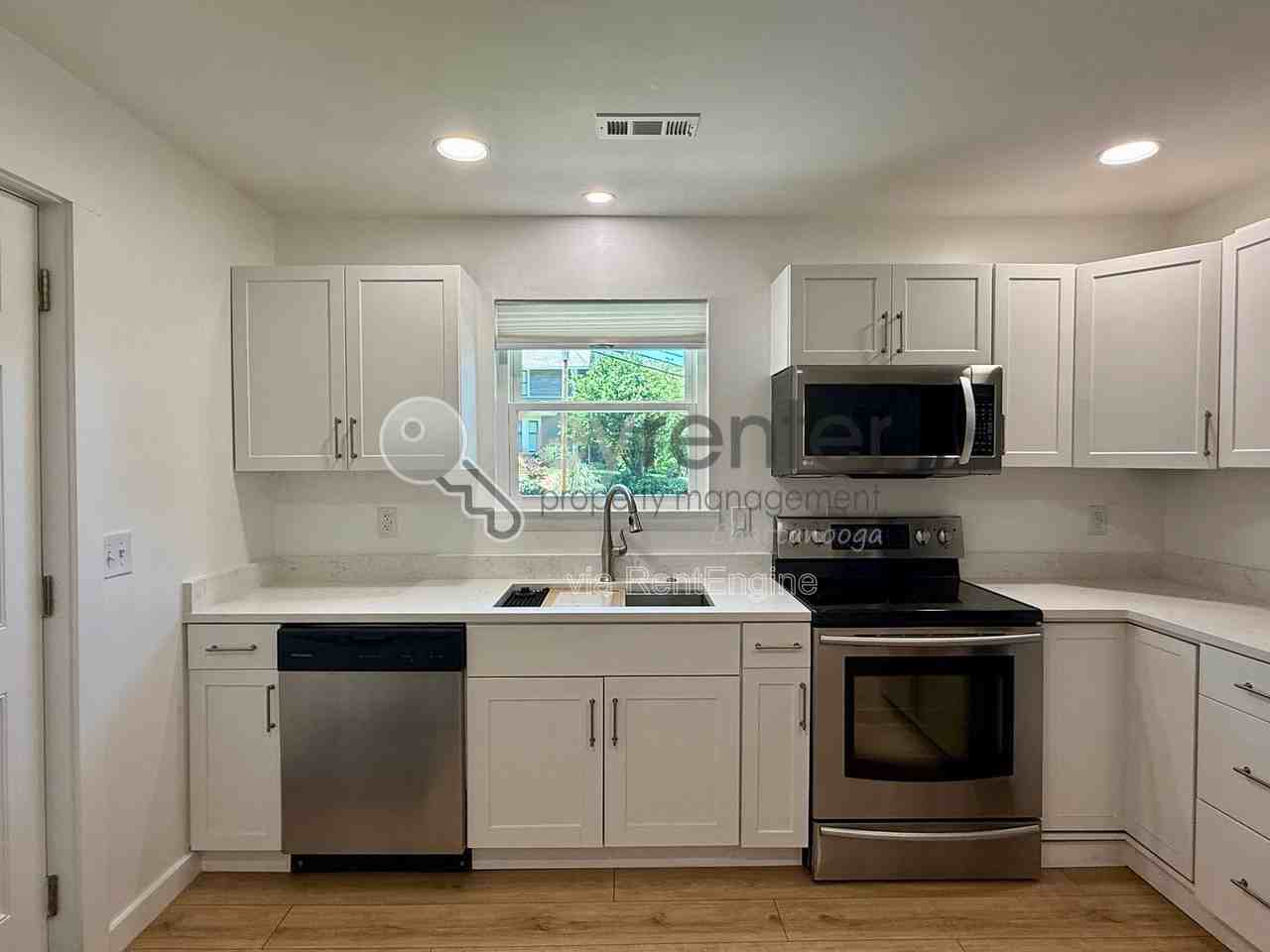 1004 Summer St #AA - Photo 3 of 10