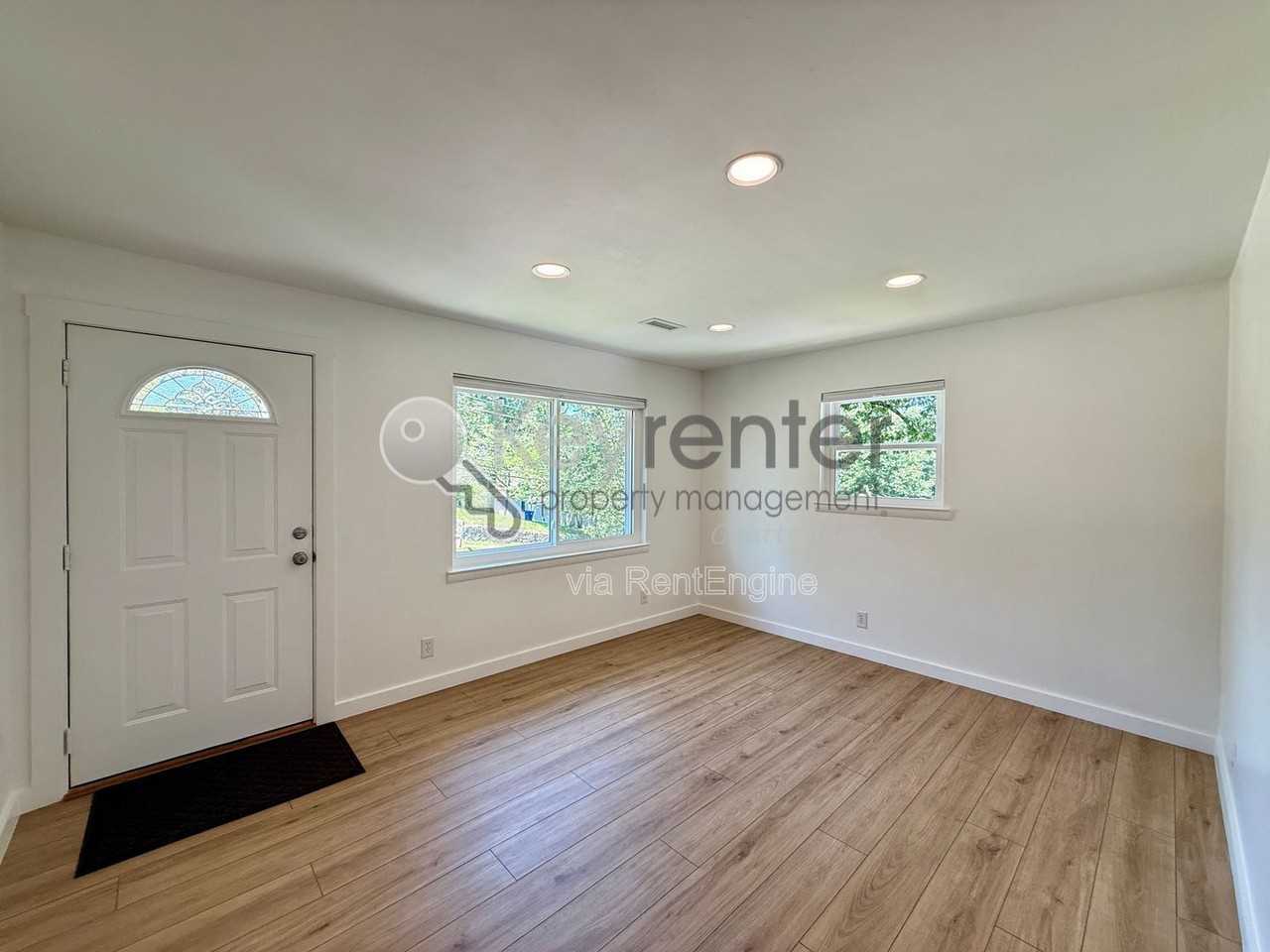 1004 Summer St #AA - Photo 5 of 10