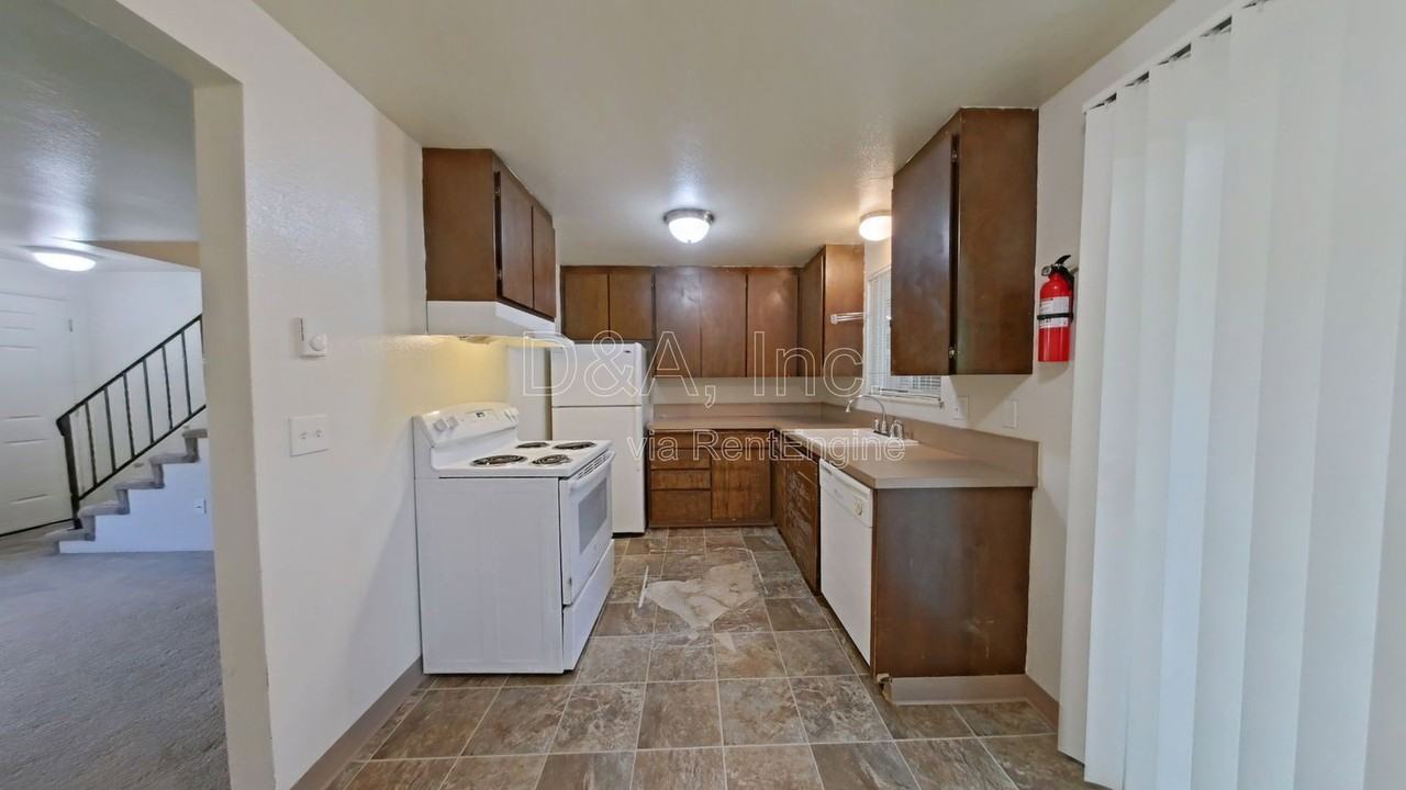 108 Ne Conifer Blvd #3 - Photo 3 of 12