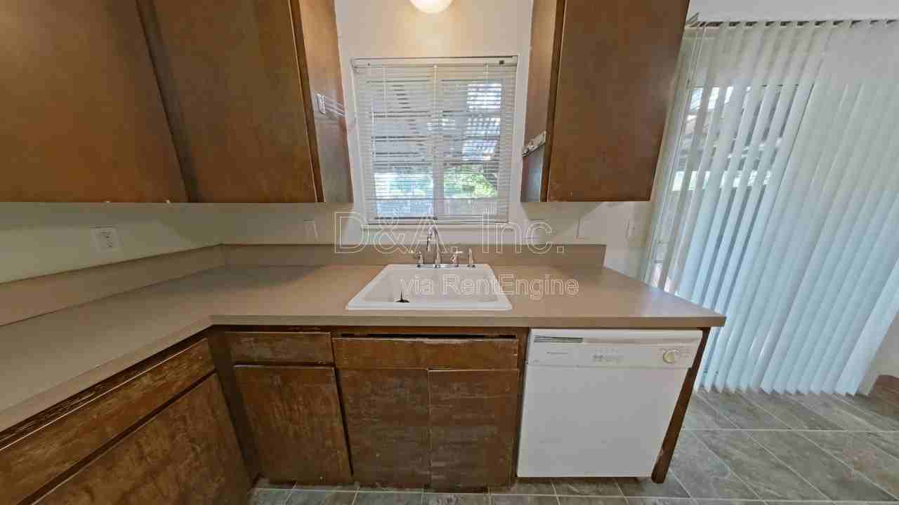 108 Ne Conifer Blvd #3 - Photo 4 of 12
